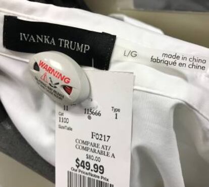 Detalle de una blusa de la línea de moda de Ivanka Trump.