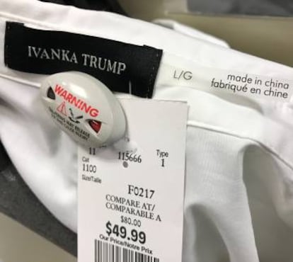 Detalle de una blusa de la línea de moda de Ivanka Trump.