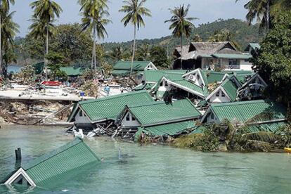 Bungalós destruidos en la bahía de Ton Sai, en la isla tailandesa de Phi Phi.