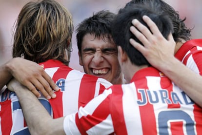 Salvio celebra su segundo gol con Valera y Jurado.
