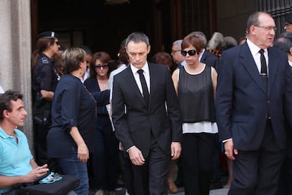 El marido de Pedro Zerolo junto a una de las hermanas el fallecido.