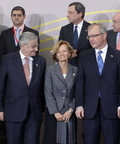 Elena Salgado entre Trichet (izquierda) y Rehn, ayer en la foto de familia del Ecofin en Madrid.