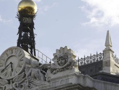 Reloj en la fachada de la sede del Banco de Espa&ntilde;a, en la Plaza de Cibeles en Madrid. EFE/Archivo