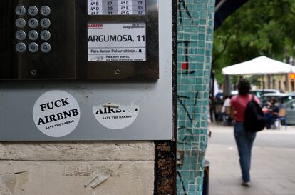 Pegatinas contra los pisos turísticos en un telefonillo de una calle de Lavapiés, en pleno centro de Madrid.