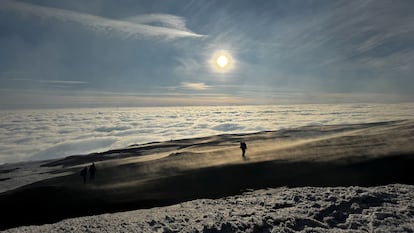 En el pasado el volcán, de 3.000 metros y el más activo de Europa, sometido a constante vigilancia, ha sido responsable de diversos episodios de destrucción, como cuando en 1699 una erupción arrasó casi totalmente la ciudad de Catania.