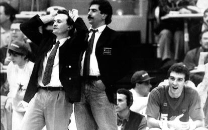 Aíto García Reneses y Manolo Flores, eufóricos durante el desarrollo de una de las semifinales de la final a cuatro de la Copa de Europa de Baloncesto disputada en Zaragoza en 1990. A la derecha Epi, sentado en el banquillo.