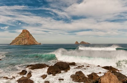 El Roque de Tierra y, a la derecha, el de Fuera, en el parque rural de Anaga, en Tenerife.