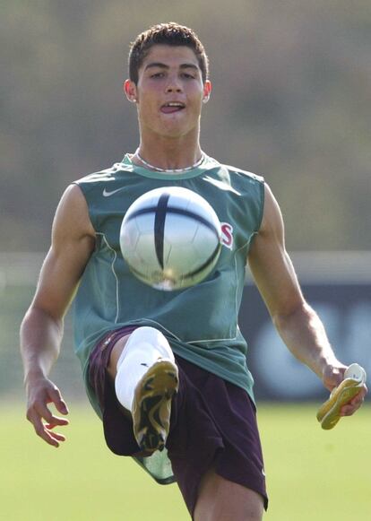 La Eurocopa de 2004, que ganó Grecia, se disputó con el denominado Roteiro. En la imagen, Cristiano se entrena con la pelota.