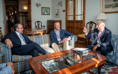 The head of EU diplomacy, Josep Borrell (right), with the foreign ministers of Austria and Lithuania, Alexander Schallenberg (left), and Gabrielius Landsberguis, in Santander, Spain, on August 21. 
