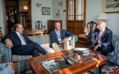 El jefe de la diplomacia de la UE, Josep Borrell (a la derecha), junto a los ministros de Exteriores de Austria, Alexander Schallenberg (izquierda), y Lituania, Gabrielius Landsberguis, en Santander el 21 de agosto. 
