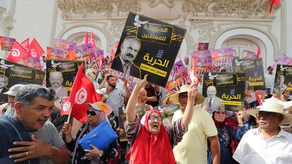 Los partidarios de la oposición tunecina muestran carteles con fotos de presos políticos, el 25 de julio pasado en Túnez.