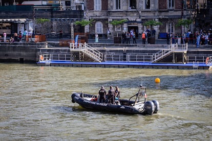 Una lancha de la policía espera cerca del lugar donde la alcaldesa de París, Anne Hidalgo, iba a sumergirse en el río Sena, cumpliendo su promesa de sumergirse para demostrar los esfuerzos de la ciudad por mejorar la calidad del agua. 