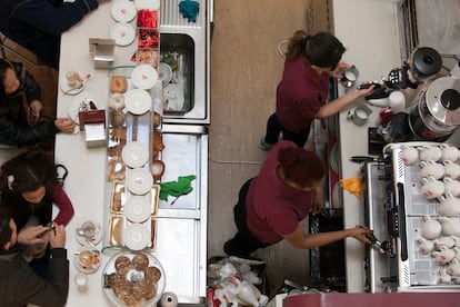 Trabajadoras en una cafetería de Madrid, en septiembre.