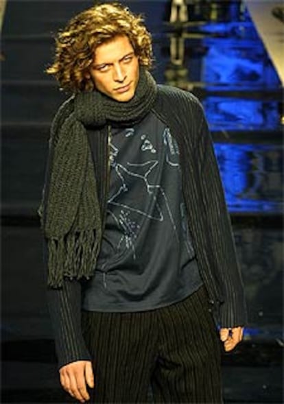 La colección de Armand Basi para el invierno de 2005 sigue apostando por los básicos, en tonos oscuros. Clasicismo en los pantalones, chaquetas de punto, suéters estampados. Clásicos reinterpretados.