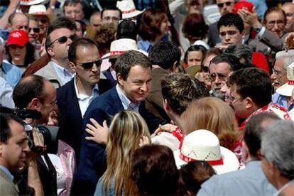 El presidente del Gobierno, rodeado de simpatizantes, esta mañana en Valencia.