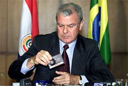 El embajador paraguayo en Brasil en una rueda de prensa en Brasilia.