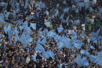 Hinchas del Manchester animan a su equipo durante la final.