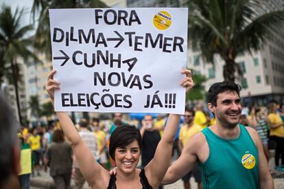 El descontento ha repercutido en el terreno político, al punto de que el influyente Partido del Movimiento Democrático Brasileño (PMDB), que lidera el vicepresidente Michel Temer, dio un primer paso hacia una posible ruptura con el Gobierno. En la imagen, protesta en Río de Janeiro (Brasil).