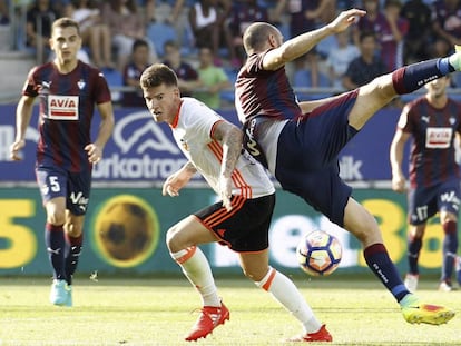 Santi Mina disputa un bal&oacute;n con G&aacute;lvez.