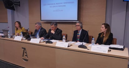 Marlen Estévez, socia de Roca&Junyent; Miguel Carmona, magistrado de enlace de España en el Reino Unido; Nielson Sánchez Stewart, socio de Sánchez-Stewart Abogados; David Greene, presidente de la Comisión de Asuntos Internacionales de The Law Society; y Marisol Lana, abogada de DAC Beachcroft SLPU