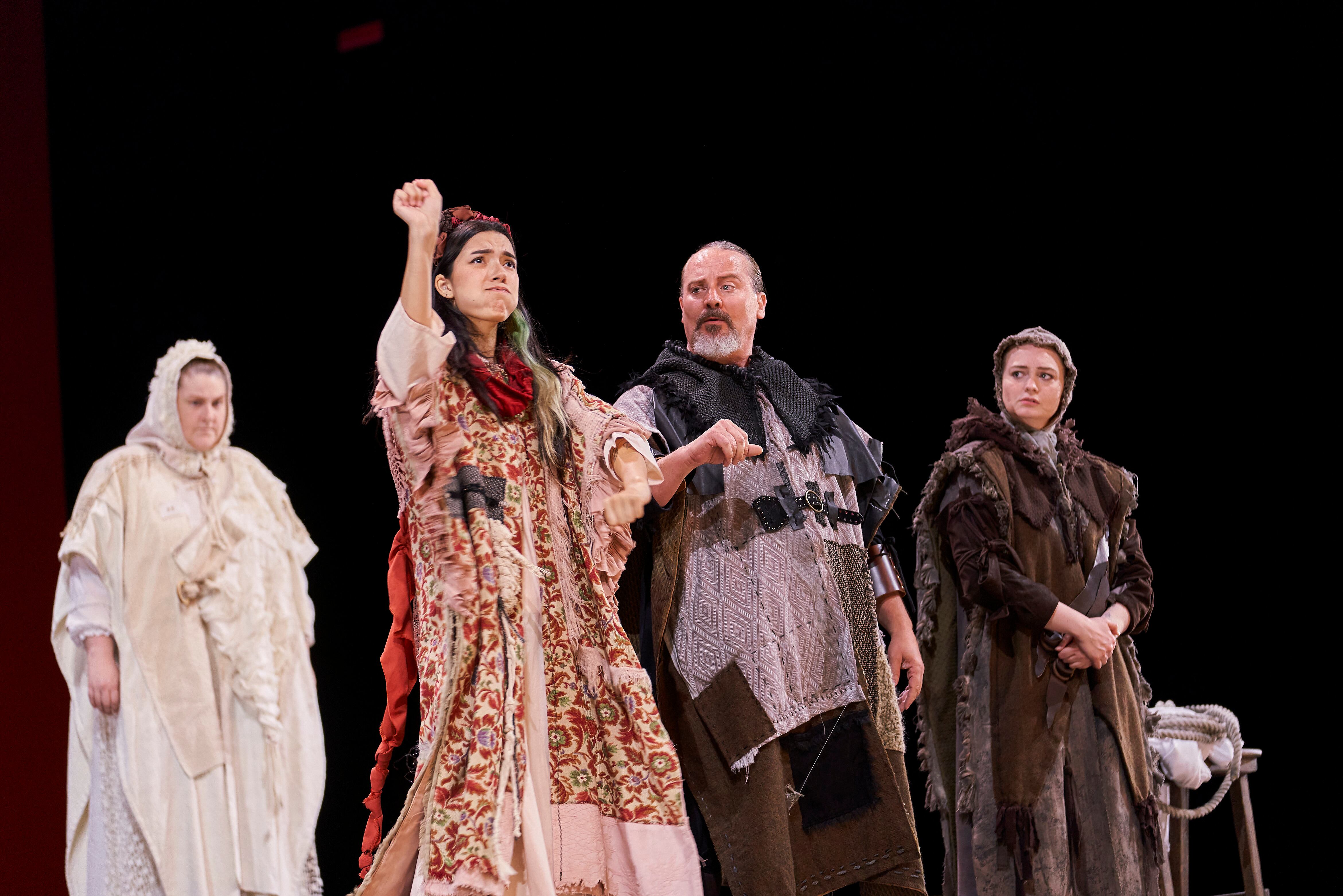 La soprano Tamara Wilson (atrás) y los actores del Deaf West Theatre Sophia Morales (Marzelline), Hector Reynoso (Rocco) y Amelia Hensley (Leonore), el pasado 27 de mayo en el Liceo de Barcelona.