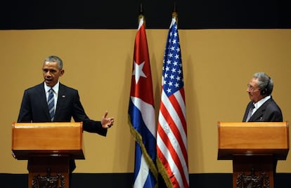 El president Obama en roda de premsa davant la mirada de Castro.