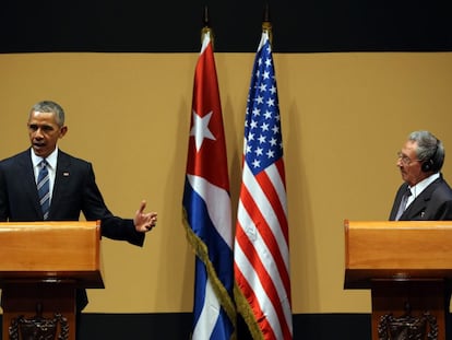 El president Obama en roda de premsa davant la mirada de Castro.