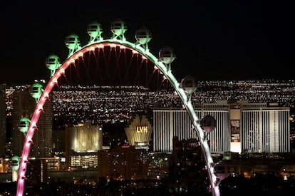 Sus casi 168 metros convierten a la High Roller de Las Vegas (EE UU) en la noria más alta del mundo. Abierta en marzo de 2014, las 40 personas que caben en cada una de sus 28 cabinas disfrutan de una perspectiva inmejorable sobre los casinos, hoteles y restaurantes de la ciudad del juego, durante la media hora de duración del viaje. La atracción, que se encuentra en el Hotel The Linq, junto a la 'Strip' (Las Vegas Boulevard), ofrece otro tipo de experiencias, como realizar una sesión de yoga girando en la noria o convertir una de sus cápsulas en un bar. Merece la pena subirse a ella de noche para no perderse el espectáculo de luces de neón que inunda de color el famoso bulevar de Las Vegas. Más información: <a href="https://www.caesars.com/linq/high-roller" target="_blank">www.caesars.com/linq/high-roller</a>