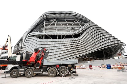 El Roig Arena, la instalación multiusos que se inaugurará en septiembre, realizó este miércoles una prueba de sonido en la que vecinos de la ciudad pudieron comprobar que el aislamiento acústico instalado, de mas de un metro de grosor y veinte capas de diferentes materiales, retiene dentro del recinto el sonido a la máxima potencia de dos simulacros de conciertos simultáneos.