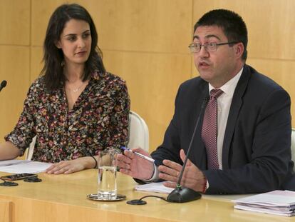 Rita Maestre, portavoz del Ayuntamiento de Madrid, y el delegado de Economía y Hacienda, Carlos Sánchez Mato.