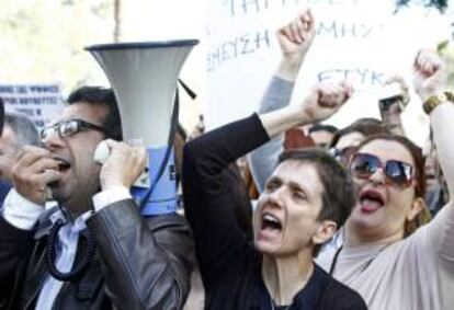 Varios empleados de la banca protestan en una manifestación organizada frente al Parlamento en Nicosia, Chipre. EFE/Archivo