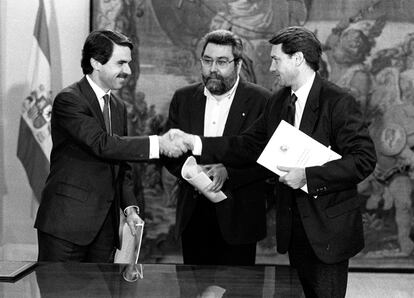 José María Aznar (i) estrecha la mano de Antonio Gutiérrez, de CC OO, en presencia de Cándido Méndez, UGT, tras la firma del pacto sobre las pensiones entre el Gobierno y sindicatos, el 9 de octubre de 1996.