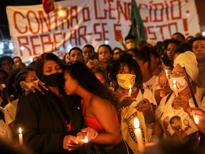 Mulheres choram durante protesto na favela do Jacarezinho, no Rio contra a chacina que deixou ao menos 29 mortos.