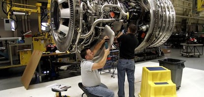 Dos operarios en una planta de General Electric en California (Estados Unidos).