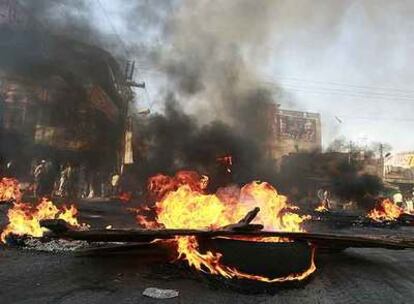 Partidarios de Benazir Bhutto quemaron ayer neumáticos y madera con el objetivo de bloquear las calles de Rawalpindi.