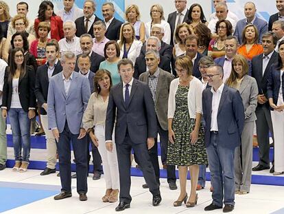 Feij&oacute;o, en el centro, ayer junto al resto de candidatos del PP, en Santiago. 