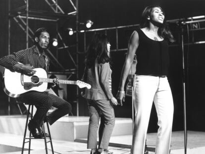 Tina Turner (en primer plano) y Ike Turner actúan durante un programa de televisión, en Londres en 1966.