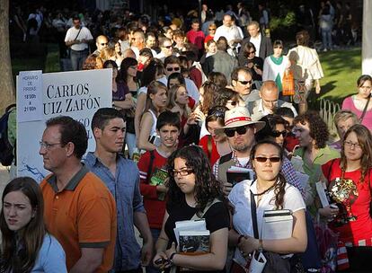 Una multitud aguarda para firmar ejemplares del autor Carlos Ruiz Zafn, ayer en la Feria del Libro de Madrid.