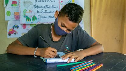 Marcos, de 12 años, dibuja en un centro educativo y de apoyo de Unicef en el estado de Bolívar (Venezuela).