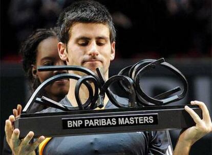 El tenista serbio observa el trofeo que le acredita como ganador del Masters parisino