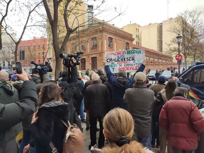 Manifestantes de ultraderecha protestan en Lavapiés con una pancarta que compara al presidente Pedro Sánchez y su mujer Begoña Gómez con los "Chauchescu", el 8 de enero de 2024.