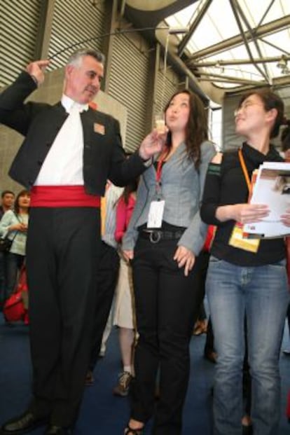 Un venenciador hace una exhibici&oacute;n durante una feria agroalimentaria celebrada en Shanghai. efe