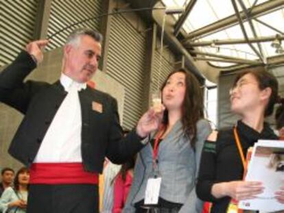 Un venenciador hace una exhibici&oacute;n durante una feria agroalimentaria celebrada en Shanghai. efe