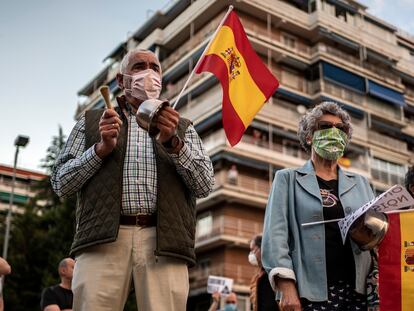 Concentración en la plaza de los Príncipes de España de Alcorcón (Madrid) en contra del Gobierno, este martes.