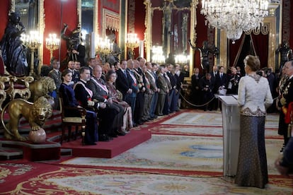 El Rey Felipe V, junto a la Reina Letizia y los Reyes, Juan Carlos y Sofía, en el Salón del Trono del Palacio Real.