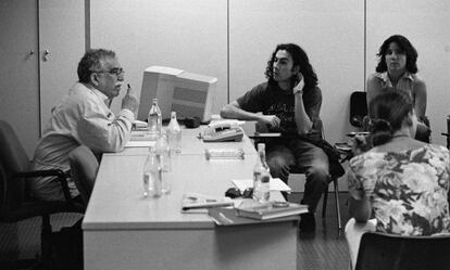 García Marquez, com os alunos da Escola de Jornalismo do EL PAÍS, em 1996.