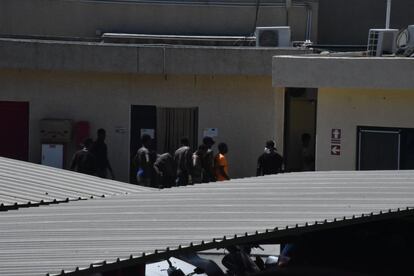 Imagem do Centro de Atendimento de Estrangeiros de Ceuta, onde os imigrantes que pularam a cerca estão sendo atendidos.