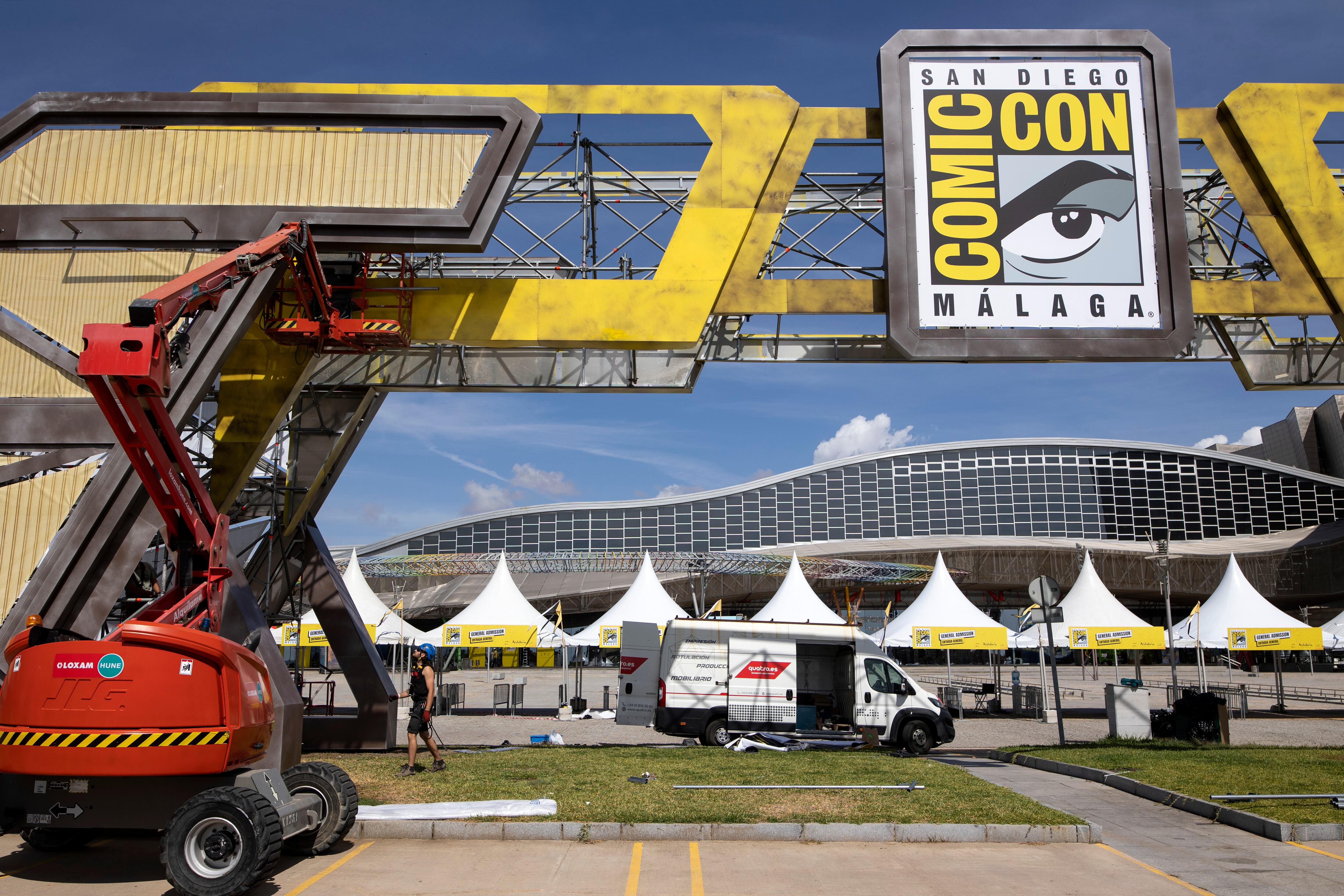 Últimos preparativos en las instalaciones del Palacio de Feria y Congresos de Málaga (FYCMA), donde a partir de este jueves y hasta el domingo, se celebrará la Comic Con.