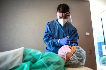 Un cirujano plástico inyecta toxina botulínica a una paciente en una clínica de Sant Cugat (Barcelona).