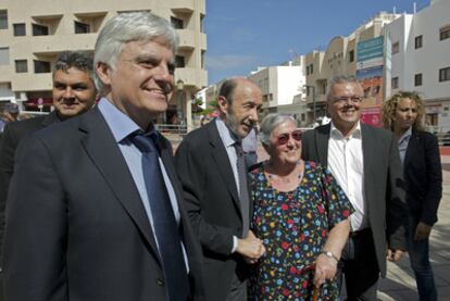 Alfredo Pérez Rubalcaba saluda a una simpatizante, acompañado por los socialistas canarios José Miguel Pérez (a la izquierda) y Domingo Fuentes, ayer en Puerto del Rosario (Fuerteventura).